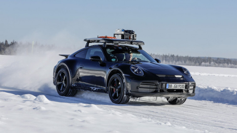 El Porsche 911 Dakar, el deportivo de 2 puertas todoterreno, completa las pruebas en grava, arena y nieve