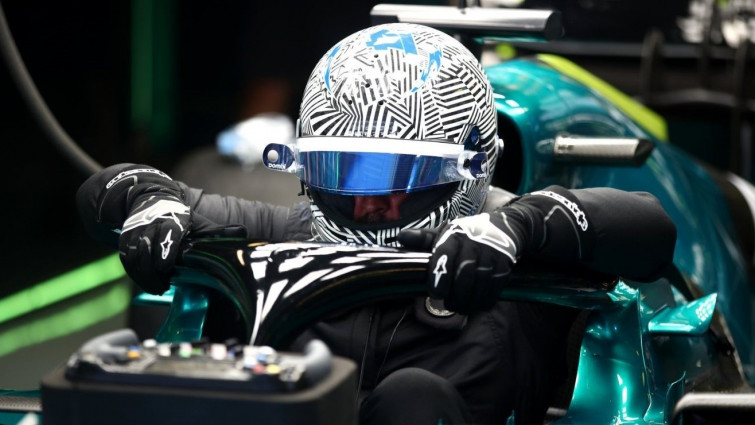 Alonso se sube al Aston Martin por primera vez y Sainz hace el mejor tiempo en los test de Pirelli