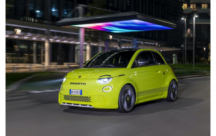 El Abarth 500e se vuelve eléctrico y más global