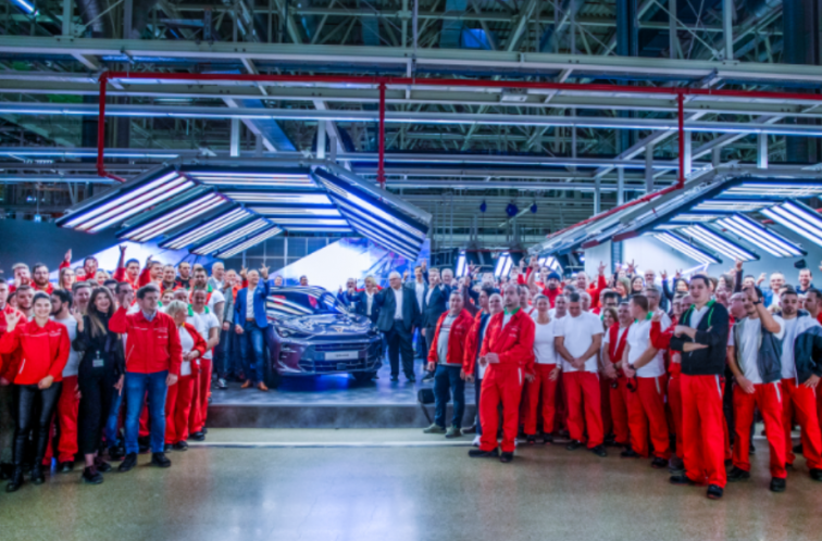Cupra desvela el Terramar ante trabajadores de Audi Hungaria