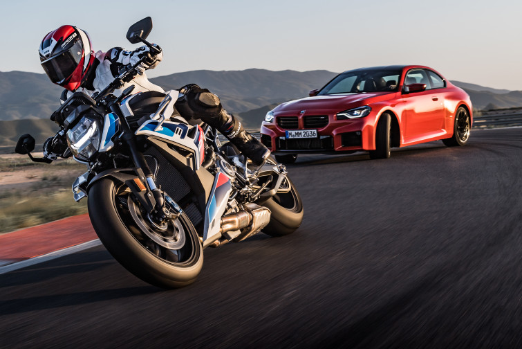 El nuevo BMW M2 y la BMW M 1000 R compiten en circuito