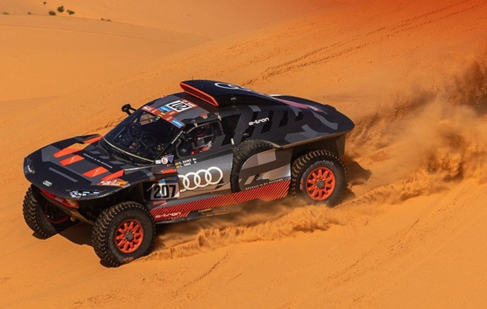 ​Dakar 2023. Etapa 8. Pillado por el radar, Carlos Sainz se queda sin victoria de etapa por exceso de velocidad.