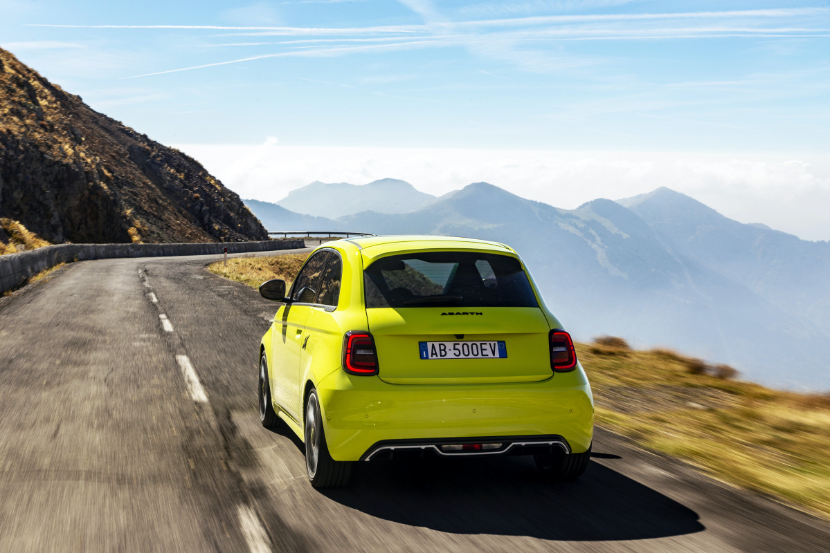 El Abarth 500e el primer vehu00edculo elu00e9ctrico de la marca del escorpiu00f3n (11)