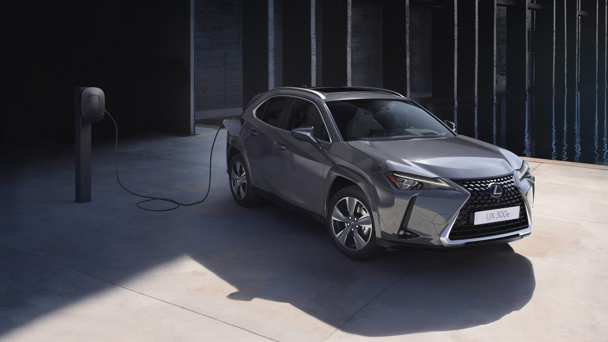 Lexus ux kv 16x9 image 2