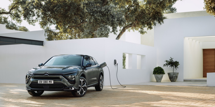 ​Citroen amplía la gama C5 X con una versión híbrida enchufable más barata