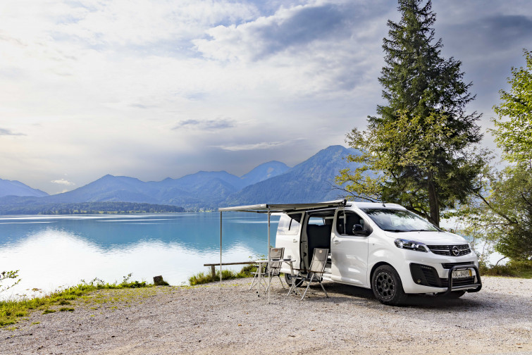 Alpincamper transforma el comercial Opel Vivaro en una equipada autocaravana