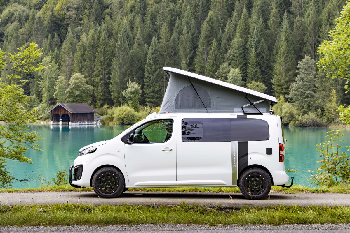 El Opel Vivaro se transforma en una autocaravana con Alpincamper (1)