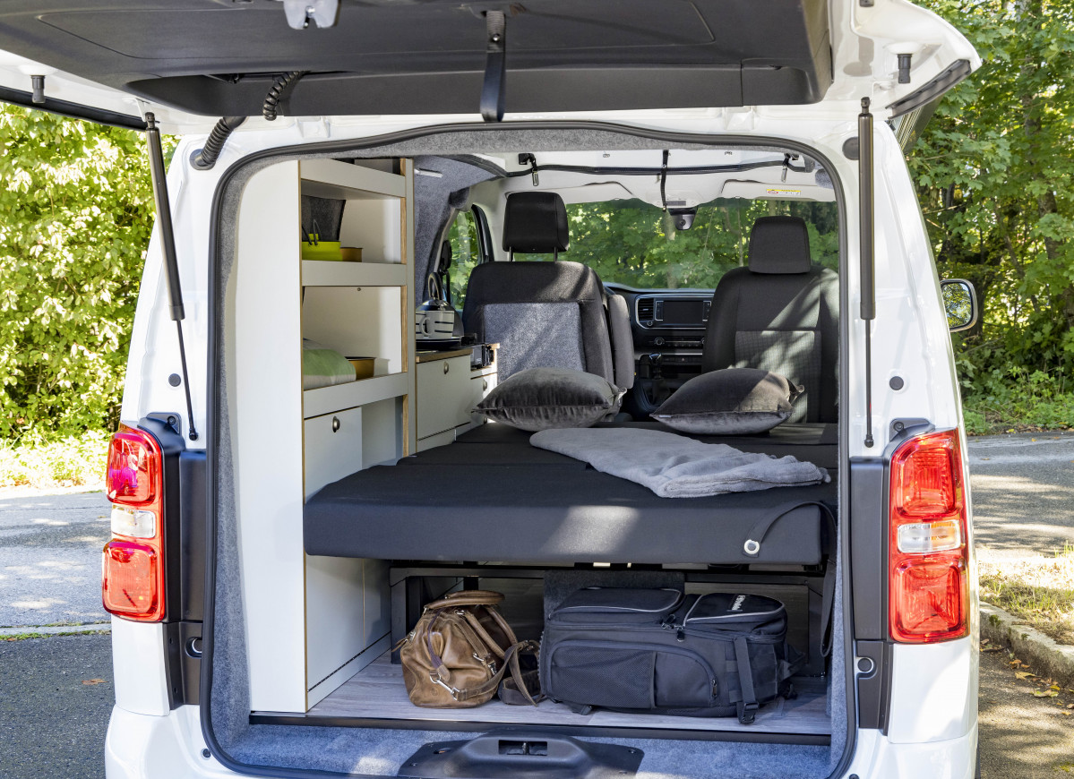 El Opel Vivaro se transforma en una autocaravana con Alpincamper (8)