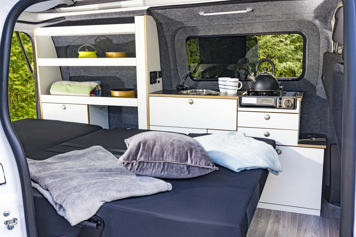 El Opel Vivaro se transforma en una autocaravana con Alpincamper (5)