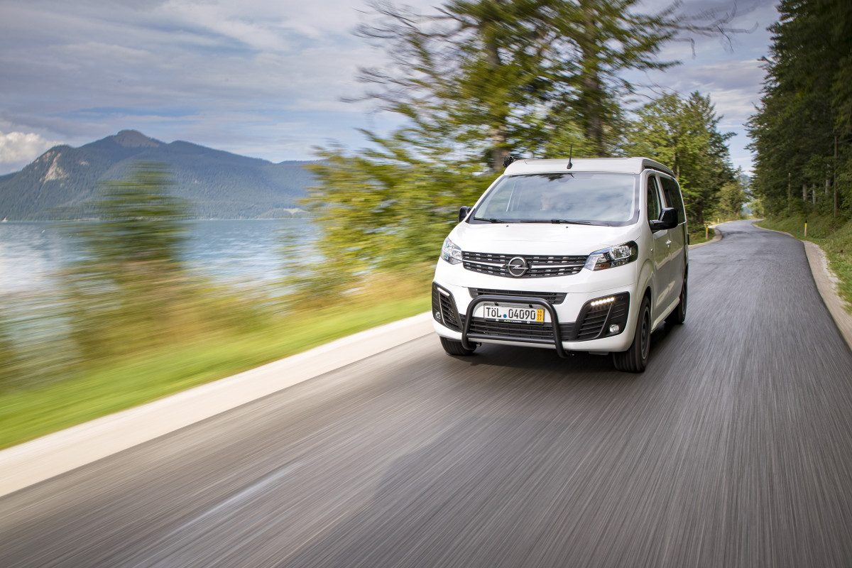 El Opel Vivaro se transforma en una autocaravana con Alpincamper (2)