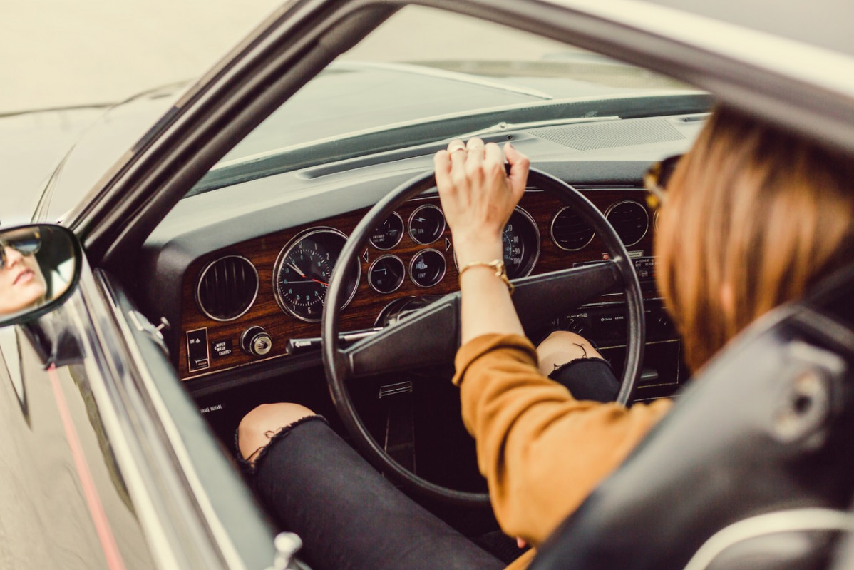 Mujer conduciendo coche  (3)