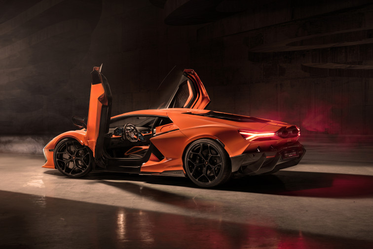 Lamborghini Revuelto, el primer superdeportivo híbrido V12