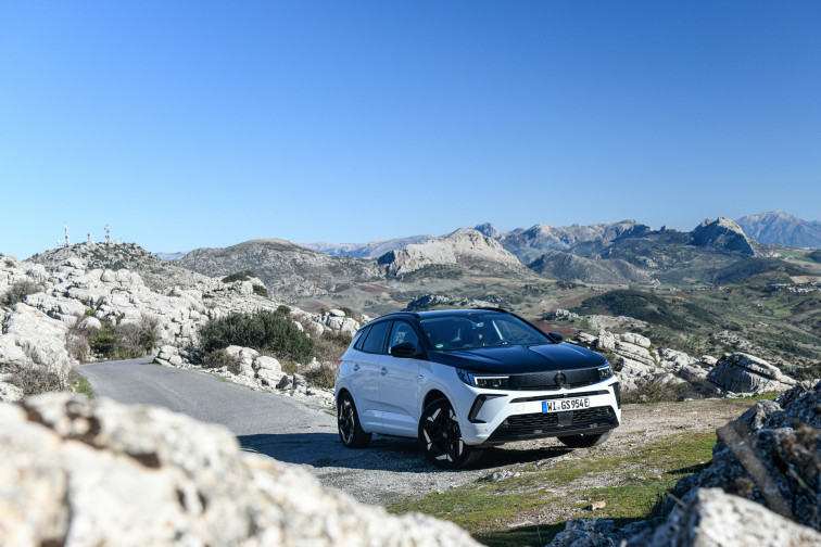 Opel regresa a la competición en el CEEA con un Grandland GSE