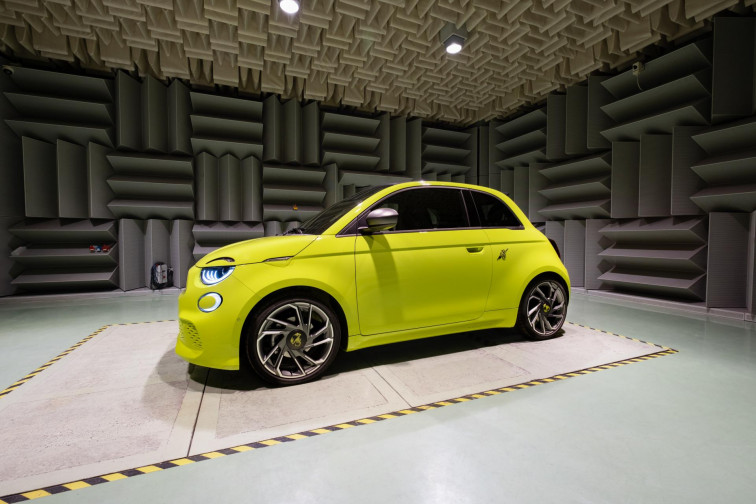 El Abarth 500e sigue rugiendo gracias al Sound Generator