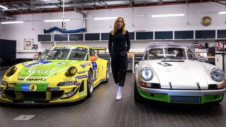 La tenista Paula Badosa visita el museo Porsche antes de su debut en el Porsche Tennis Grand Prix