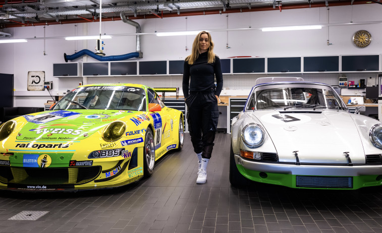 La tenista Paula Badosa visita el museo Porsche antes de su debut en el Porsche Tennis Grand Prix