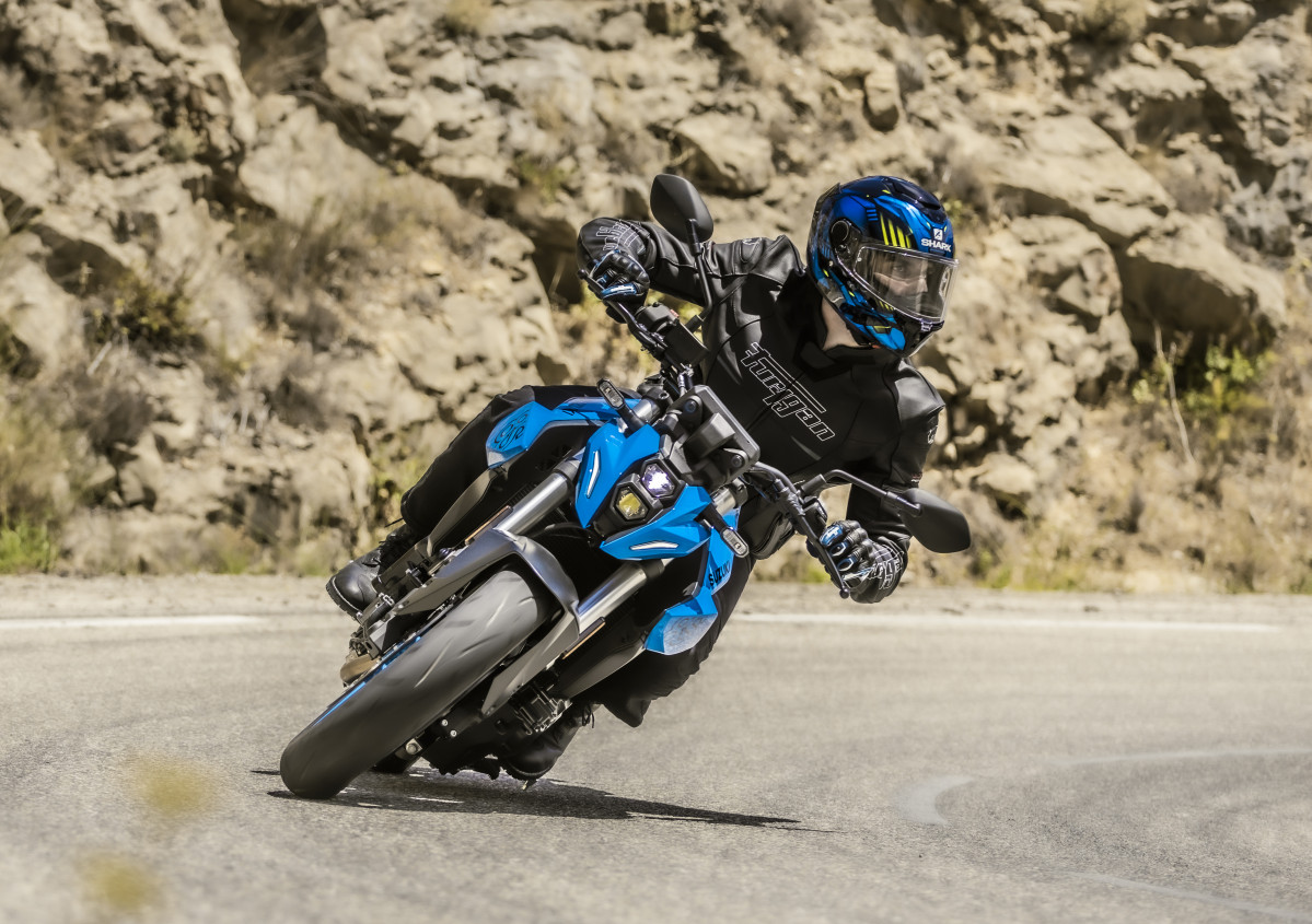 Suzuki presenta su naked de cilindrada media la GSX 8S (2)