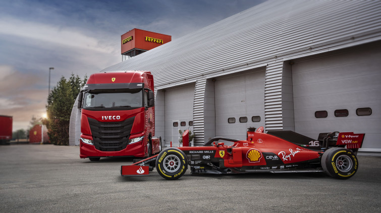​Iveco entrega dos camiones S-Way a la Scuderia Ferrari en una ceremonia especial
