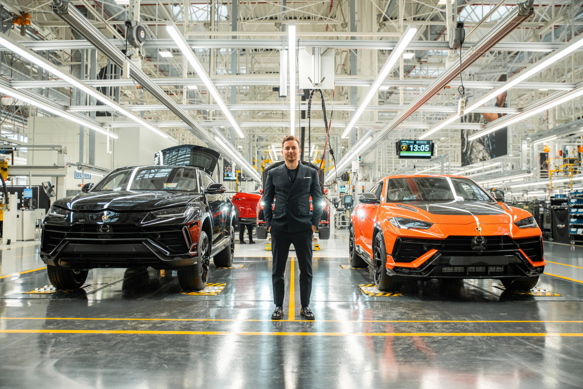 El pluricampeón de MotoGP, Jorge Lorenzo, ya conduce su Lamborghini Urus  (9)