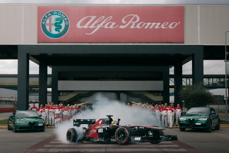 ​De paseo por las calles de Milán con el monoplaza de F1 de Alfa Romeo