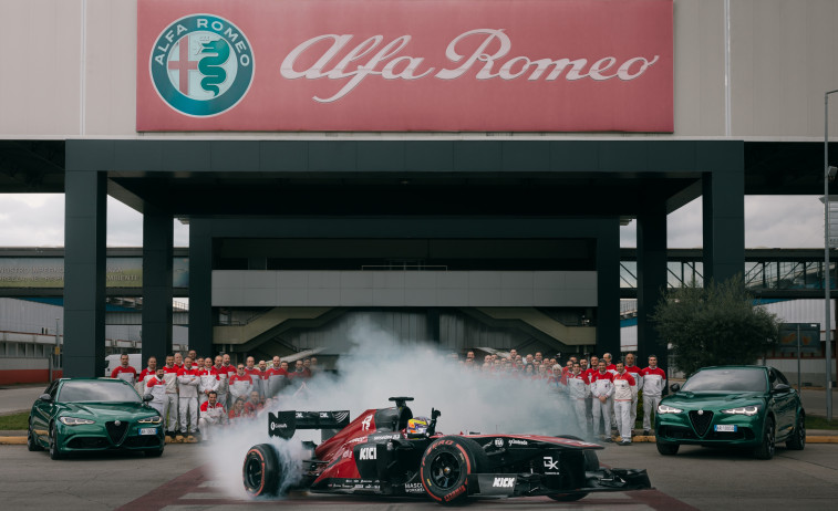 ​De paseo por las calles de Milán con el monoplaza de F1 de Alfa Romeo