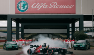 ​De paseo por las calles de Milán con el monoplaza de F1 de Alfa Romeo