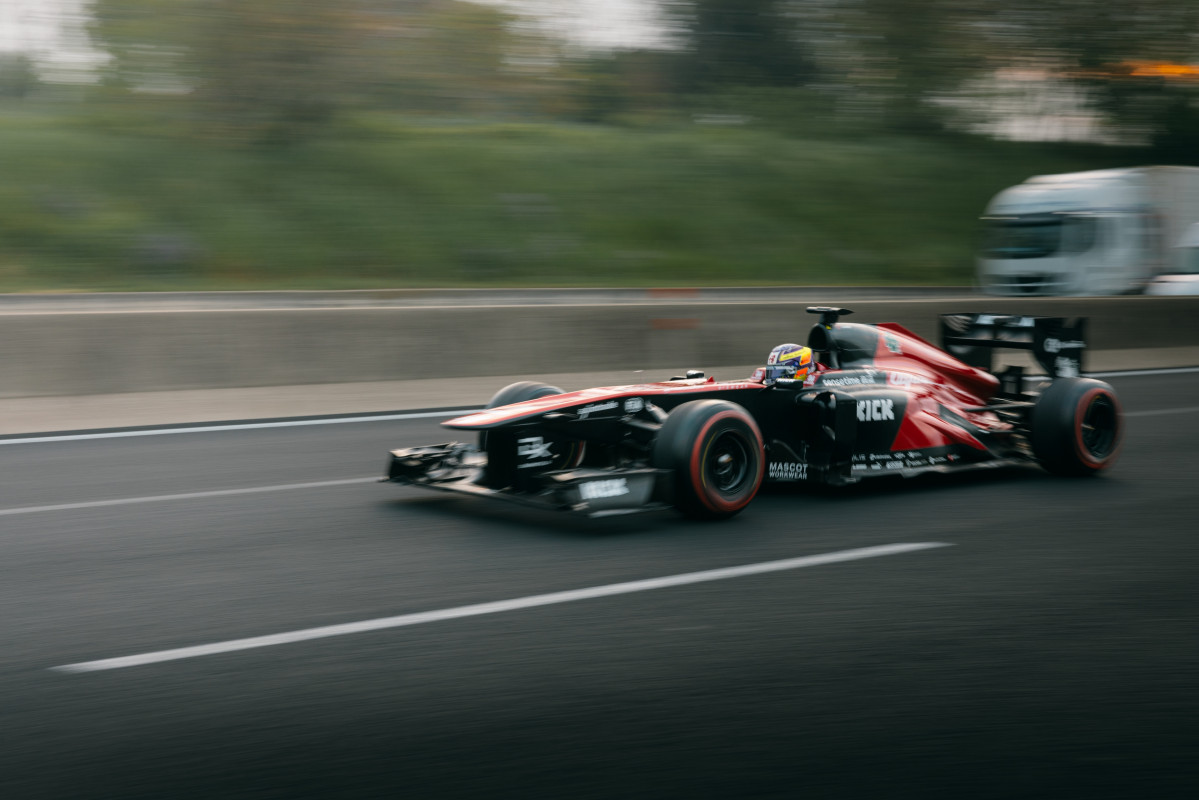 u200bDe paseo por las calles de Milu00e1n con el monoplaza de F1 de Alfa Romeo  (2)