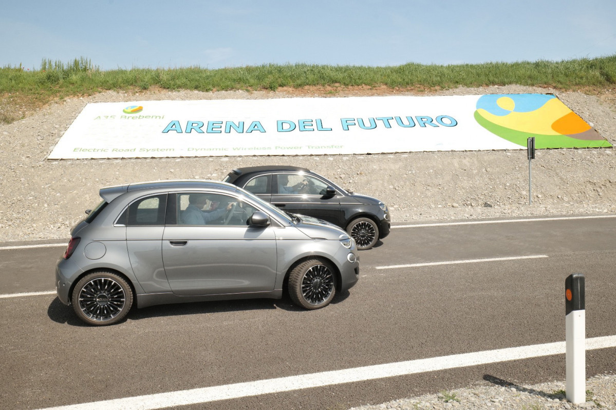 Arena del Futuro El Fiat 500 prueba la pista que carga vehu00edculos elu00e9ctricos en movimiento  (2)