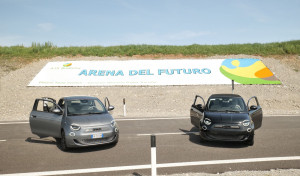 El Fiat 500e probó  la pista 'Arena del Futuro' que carga los vehículos eléctricos en movimiento