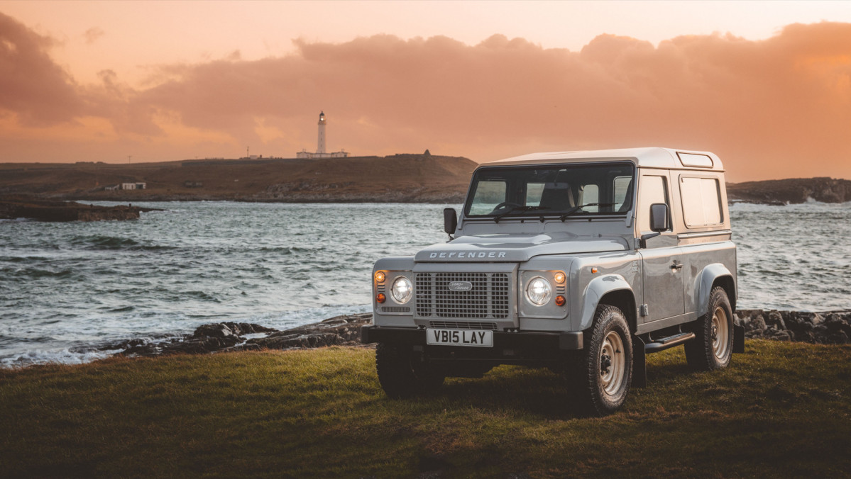 LAND ROVER CLASSIC DEFENDER WORKS V8 ISLAY EDITION 02