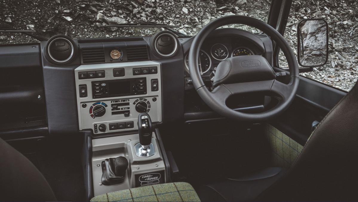 LAND ROVER CLASSIC DEFENDER WORKS V8 ISLAY EDITION 09
