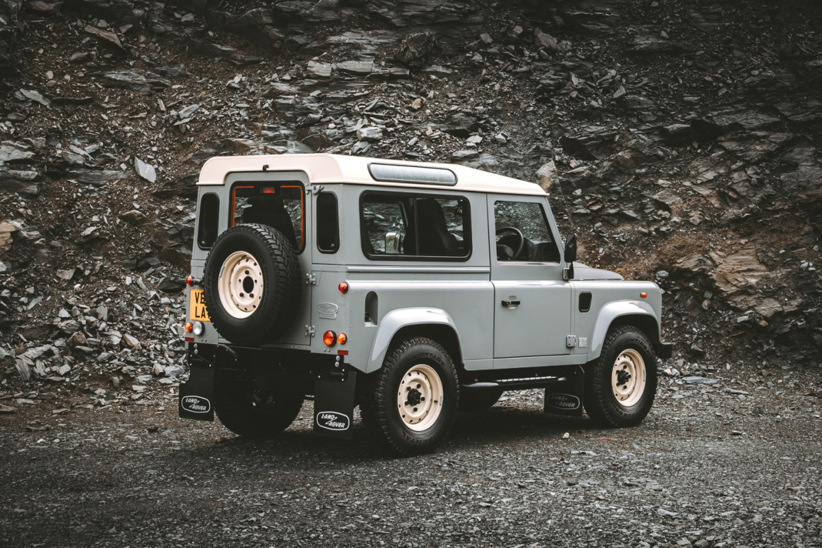 LAND ROVER CLASSIC DEFENDER WORKS V8 ISLAY EDITION 19