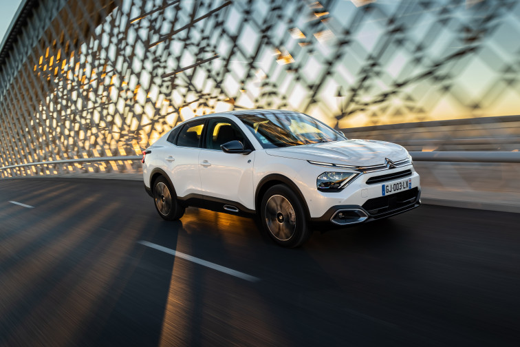 Citroen amplía la gama e-C4 y e-C4 X con motor más potente y autonomía de 420 km