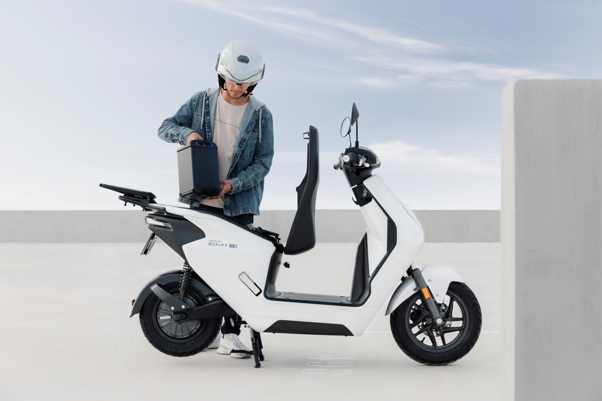 Honda lanza el EM1 e, su primer ciclomotor eléctrico dirigido a jóvenes moto (3)