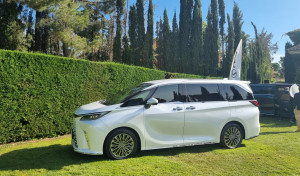 Descubrimos el Lexus LM, una limusina de lujo con piel de monovolumen