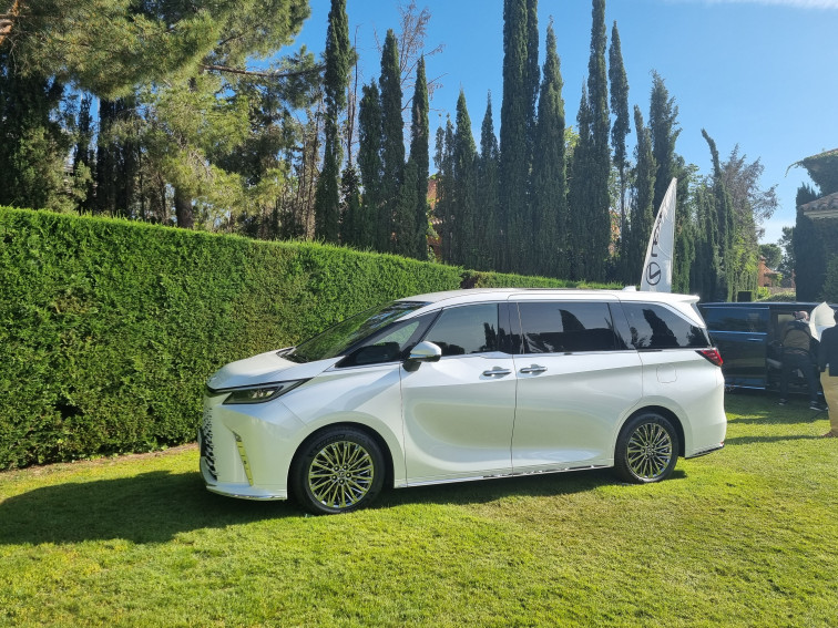 Descubrimos el Lexus LM, una limusina de lujo con piel de monovolumen