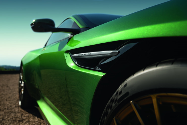 Deslumbrante debut en Madrid del Aston Martin DB12, el coche de calle de Fernando Alonso