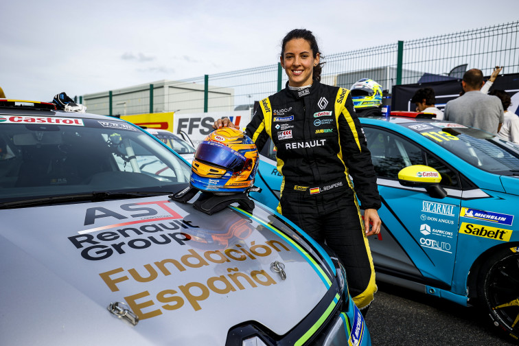 Una historia de superación: Lydia Sempere, la piloto que nació con sordera y corre la Clio Cup Spain