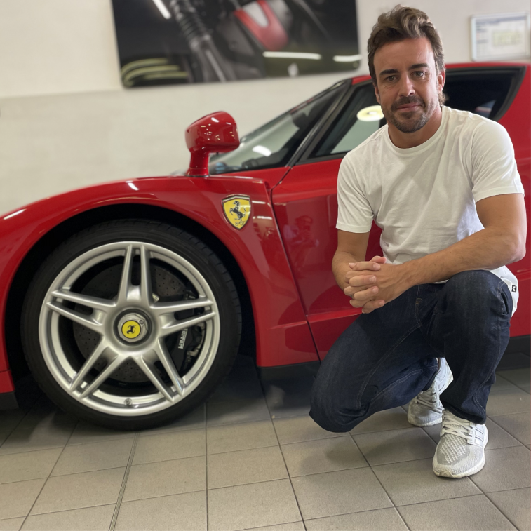 ​Fernando Alonso subasta su icónico Ferrari Enzo en el Grimaldi Forum de Mónaco