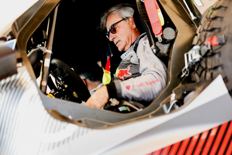 Sainz se pone de nuevo a los mandos del Audi RS Q e-tron para preparar el Dakar 2024