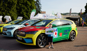 Skoda dona un Enyaq iV ilustrado por niños a la organización Clown Doctor