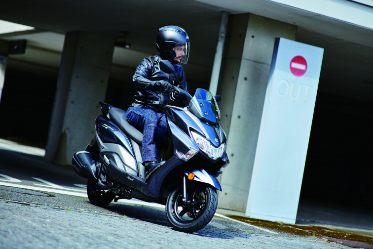 Suzuki reinventa el Burgman Street 125EX, ahora más ligero y estilizado