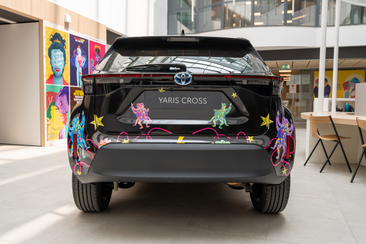 Toyota celebra la Semana del Orgullo con una versiu00f3n exclusiva del Yaris Cross Electric Hybrid  (3)