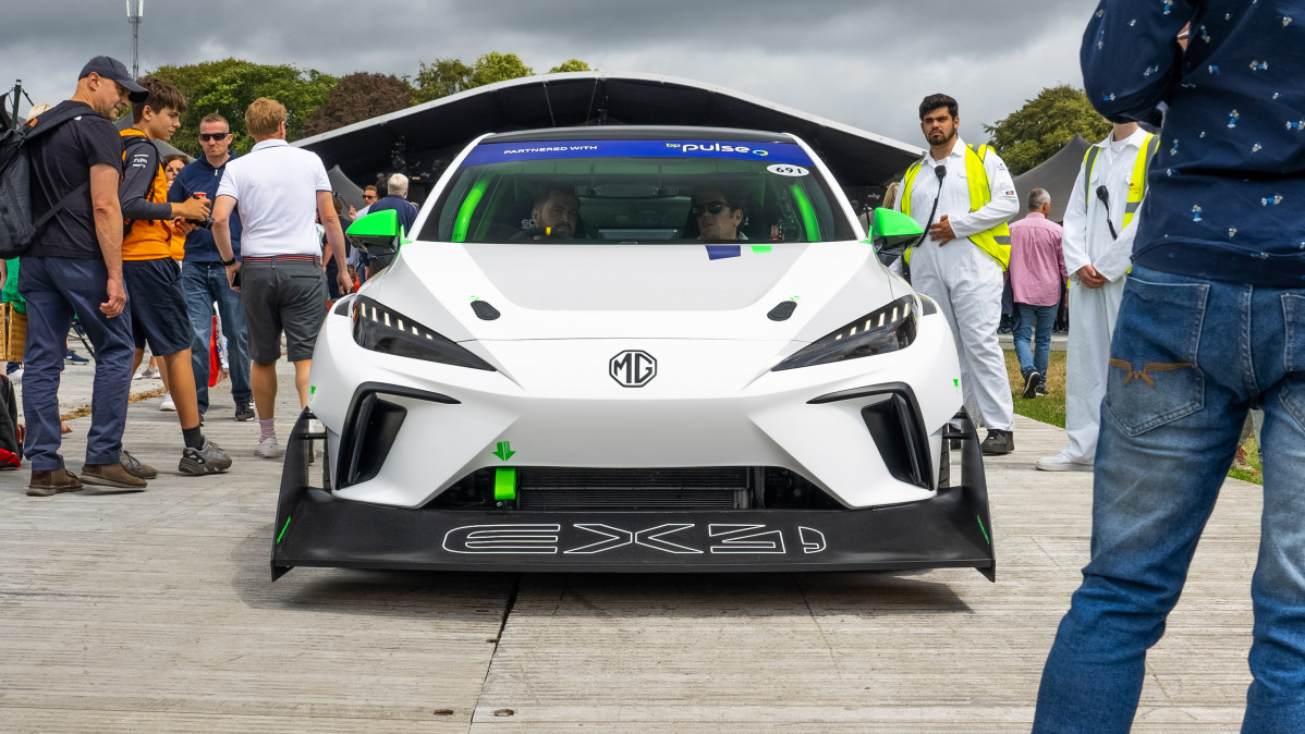 MG presenta tres vehículos eléctricos en Goodwood Cyberster, MG4 EV XPOWER y EX4 (2)