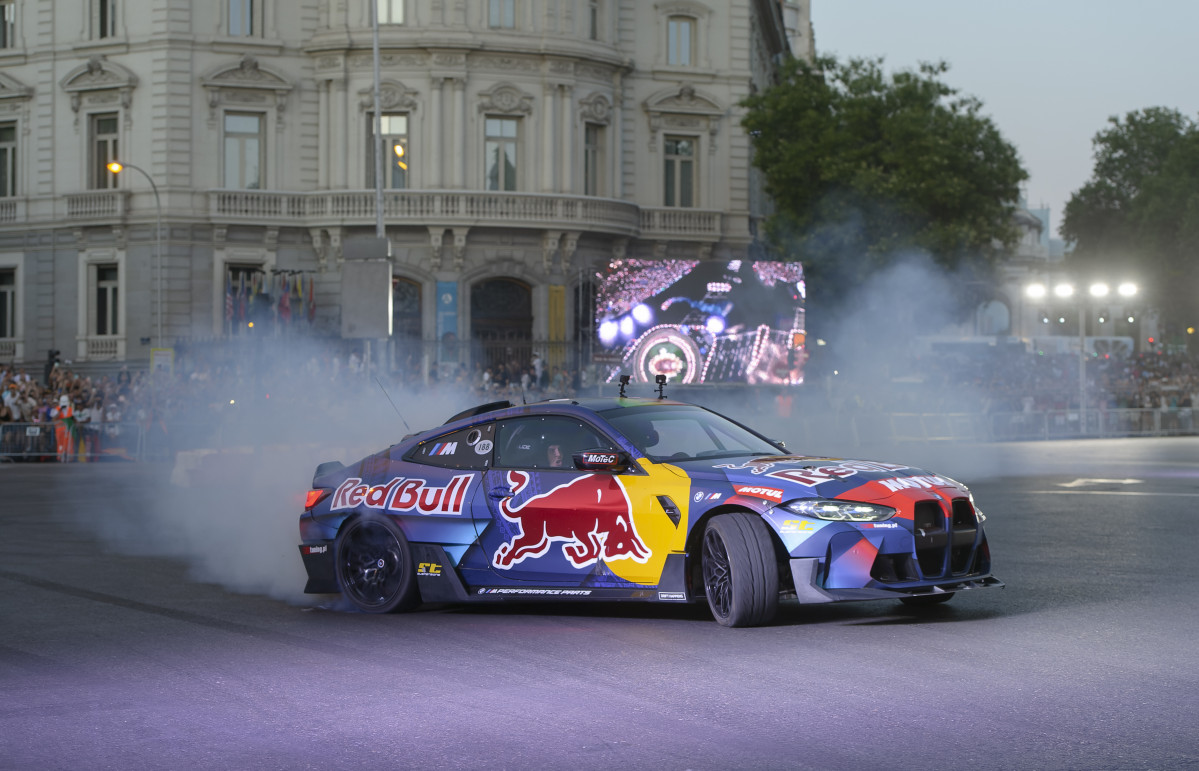 BMW transforma la Plaza de Cibeles en un circuito de carrera durante el Red Bull Showrun (2)