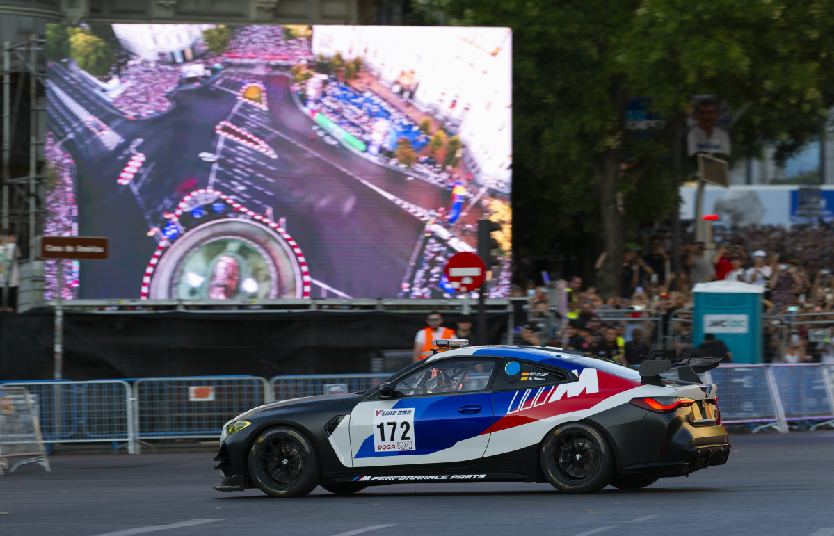 BMW transforma la Plaza de Cibeles en un circuito de carrera durante el Red Bull Showrun (1)