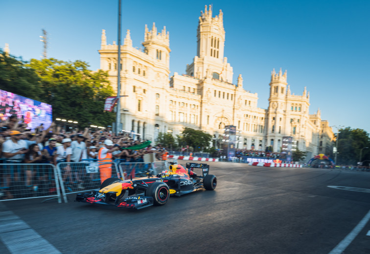 El piloto de F1 Checo Pérez paralizó el centro de Madrid con el Red Bull Showrun