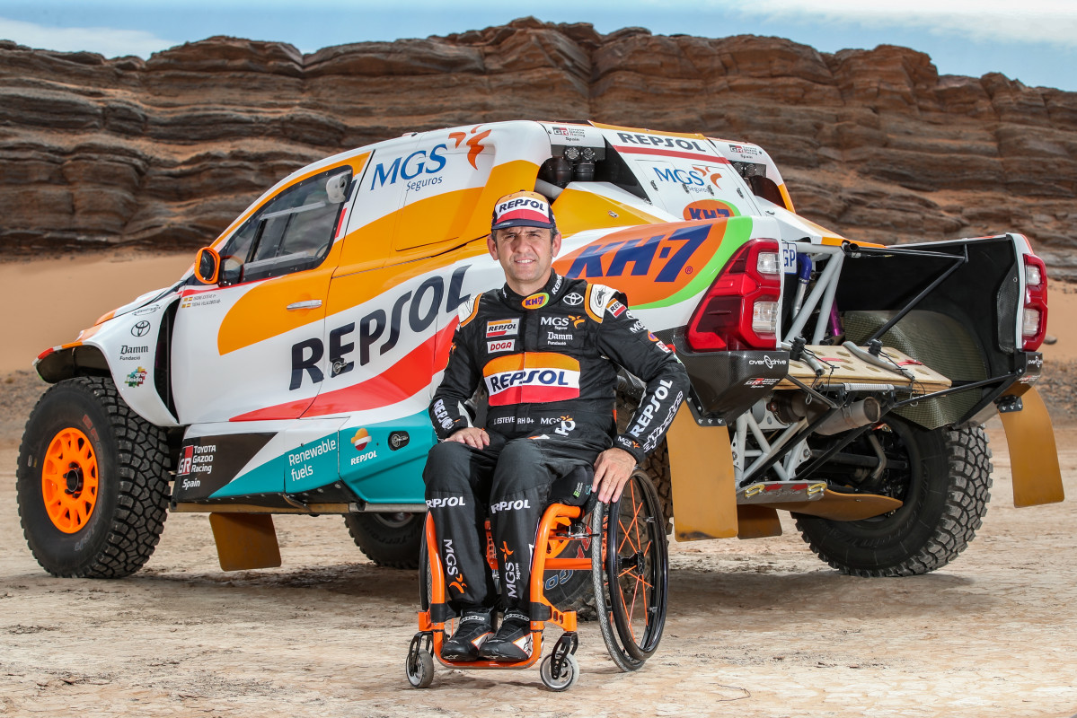 Isidre Esteve testará el Toyota Hilux T 1 del Dakar 2024 en la Baja Aragón (2)