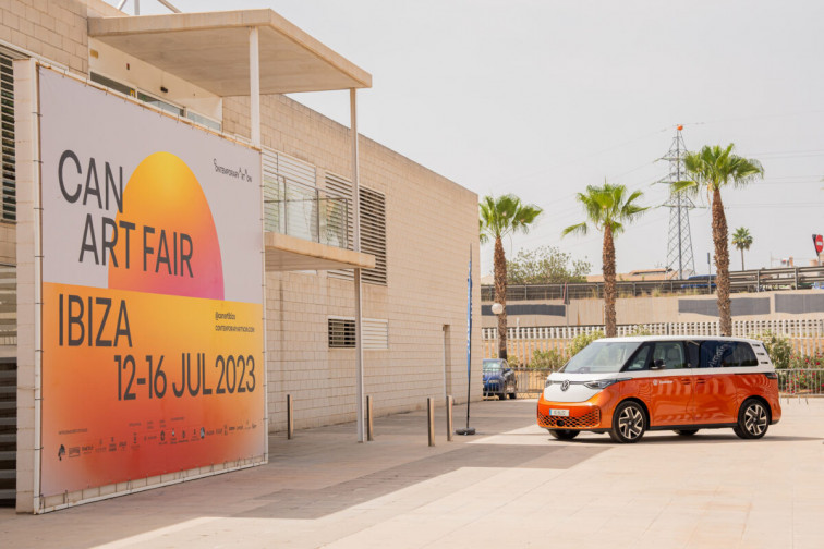 El Volkswagen ID. Buzz se convierte en el coche oficial de la Feria de Arte Contemporáneo en Ibiza