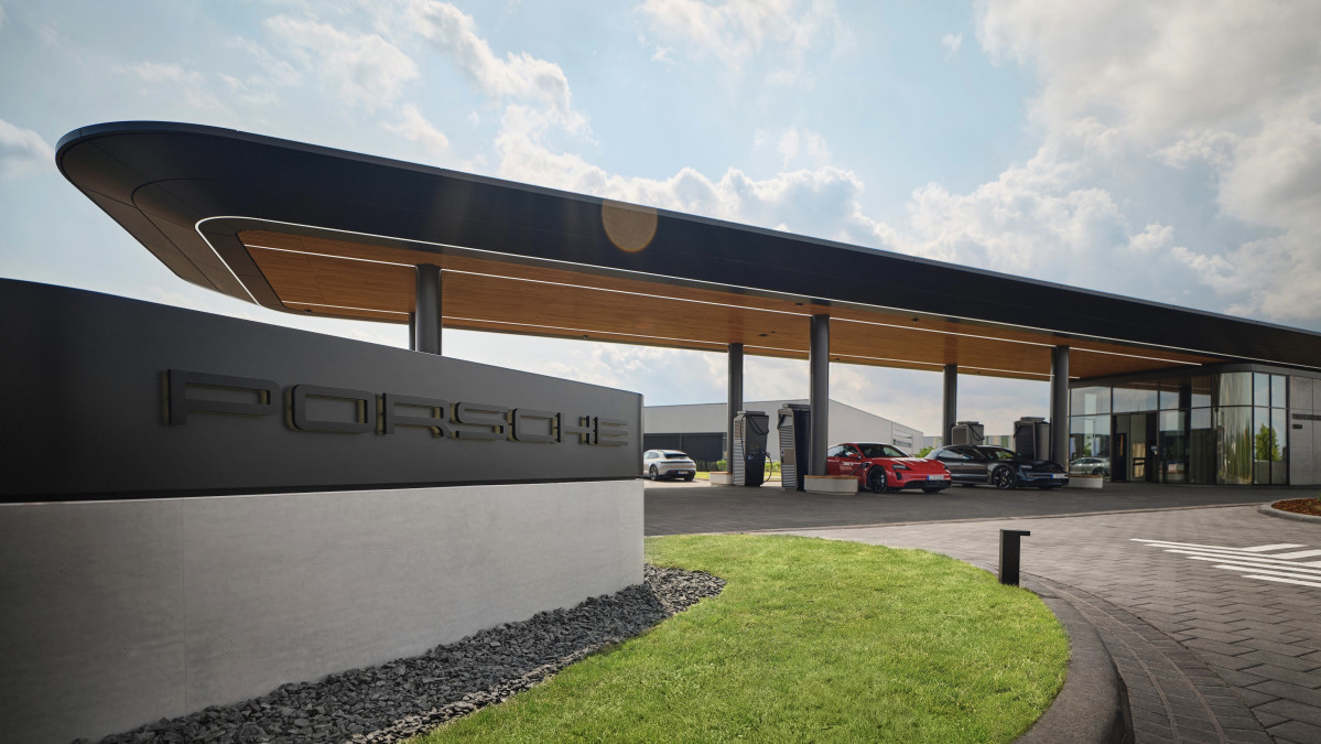 Porsche abre su primera estación de carga rápida en Europa (4)